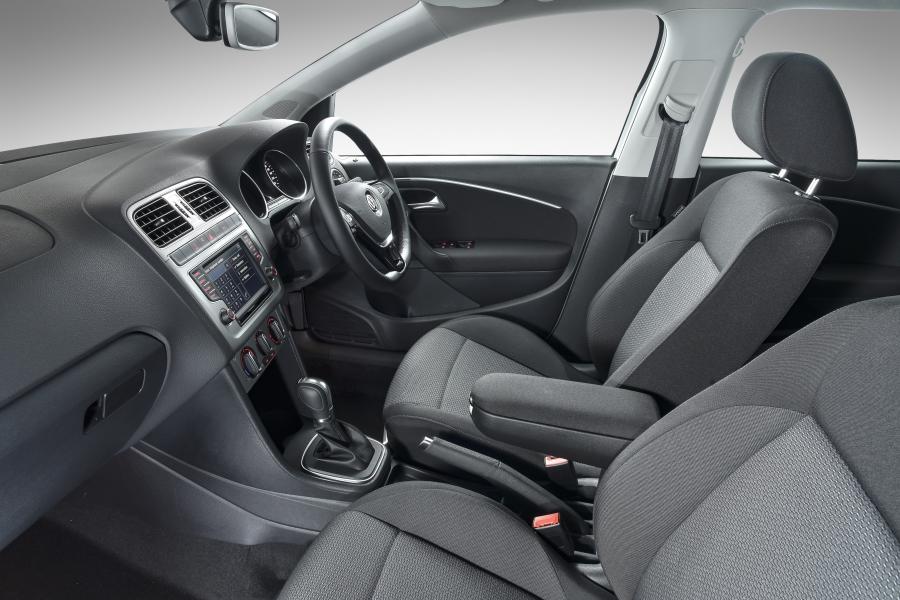 Интерьер Volkswagen Polo R-Line 5-Door 2017 года  (ZA) (фото 13 из 15)